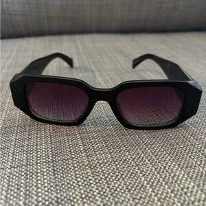 black sunglasses from urban outfitters